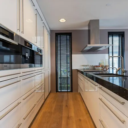 Luxurious 4-room Water In *