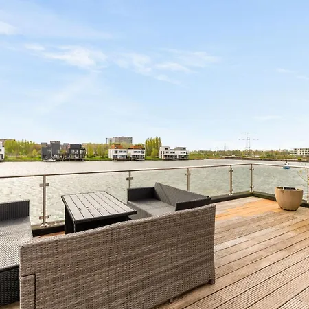 Luxurious 4-room Water In *